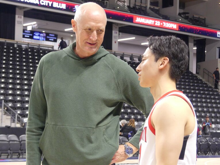 試合後、視察に訪れた男子日本代表トム・ホーバスHCと（筆者撮影）