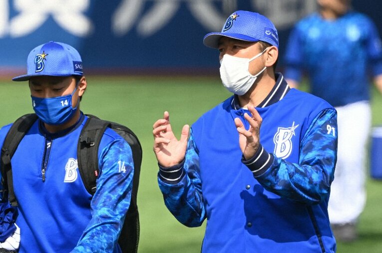 身振り手振りを交えながら選手に言葉を尽くす姿が印象的な齋藤コーチ(右) ／ photograph by NIKKAN SPORTS