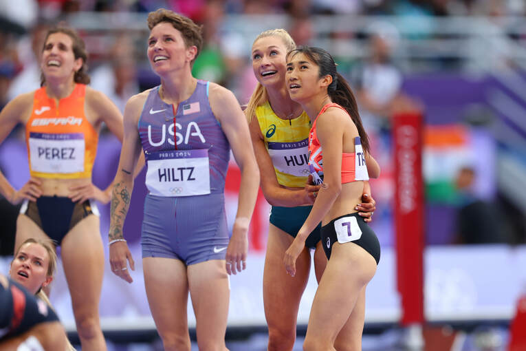 1500mの準決勝を終え、ジェシカ・ハル（オーストラリア）と言葉をかわす田中希実　©Yohei Osada/AFLO SPORT