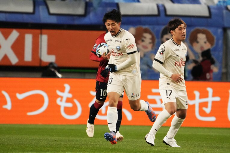 鹿島戦でJリーグ初ゴールを決めた山田新　©Hiroki Watanabe/Getty Images