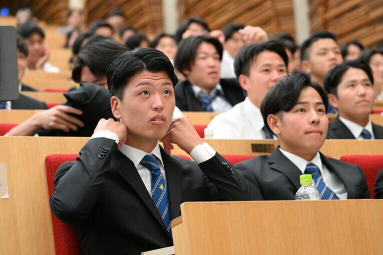 創価大の会見場で指名を待つ山崎太陽（左）と大島正樹（右）　©Keiji Ishikawa