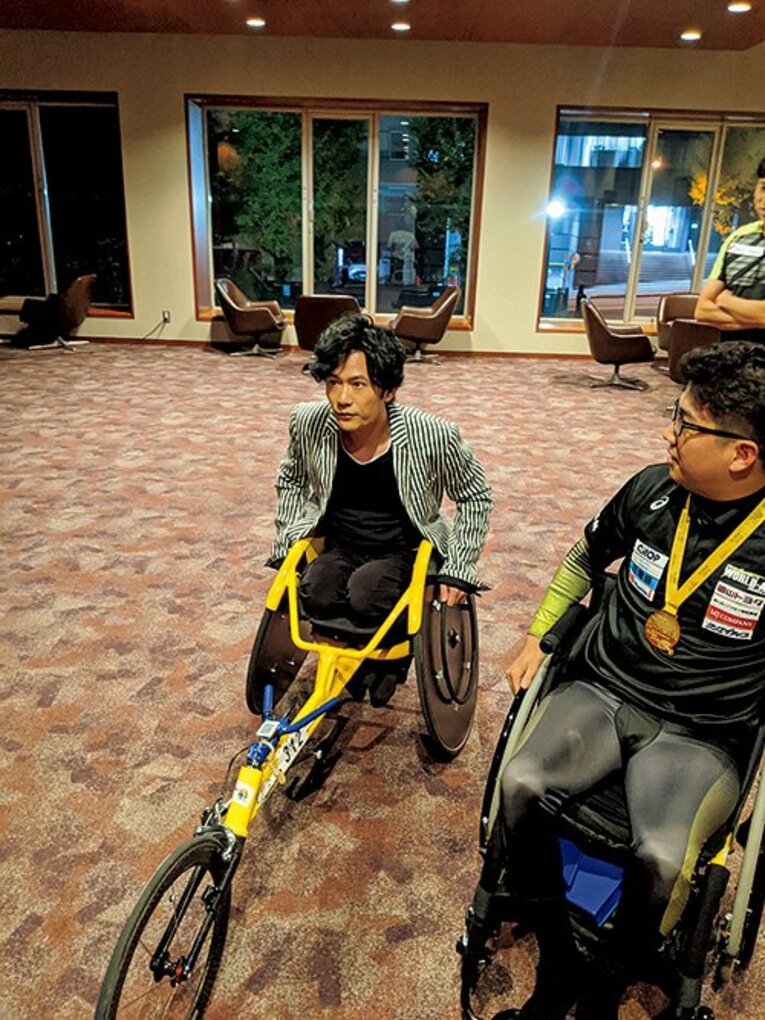 「完全に無音の中を走っています」《金メダル》パラ陸上・佐藤友祈が稲垣吾郎に語っていたレース中の“境地”(2)