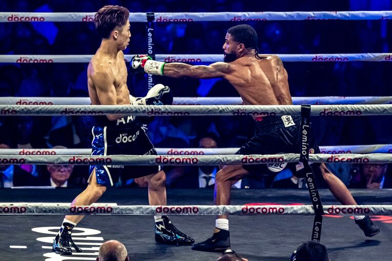 右手を下げたL字ガードでフルトンを誘い出す井上　©︎Takuya Sugiyama