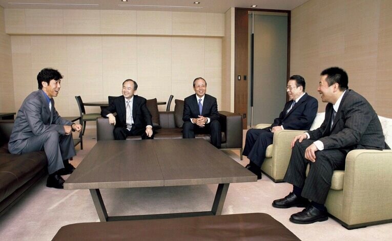 王会長（中央）が賛同したことで三軍制導入への動きが一気に加速した。右端が小林　©JIJI PRESS