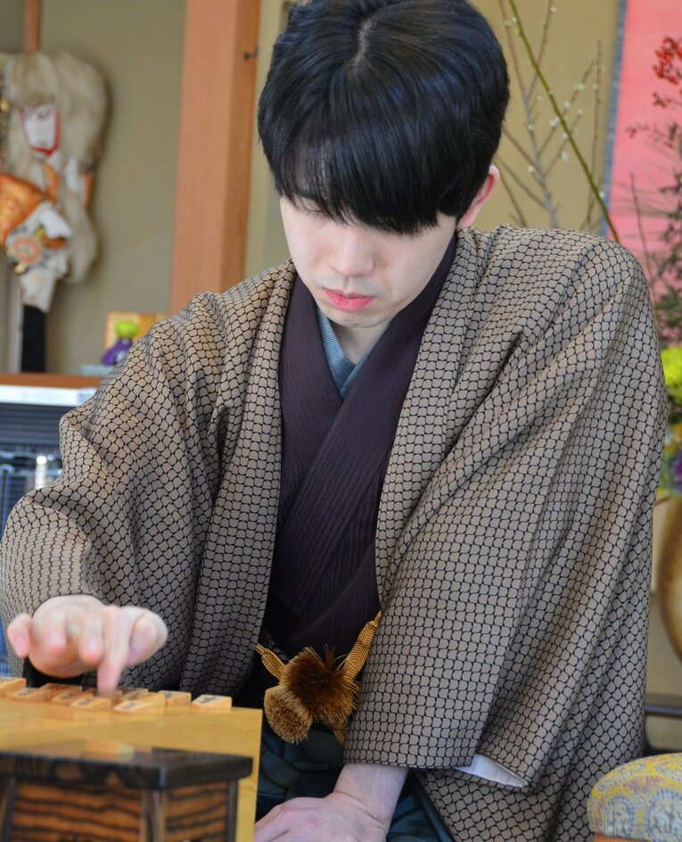 王将戦第1局の藤井王将　©日本将棋連盟