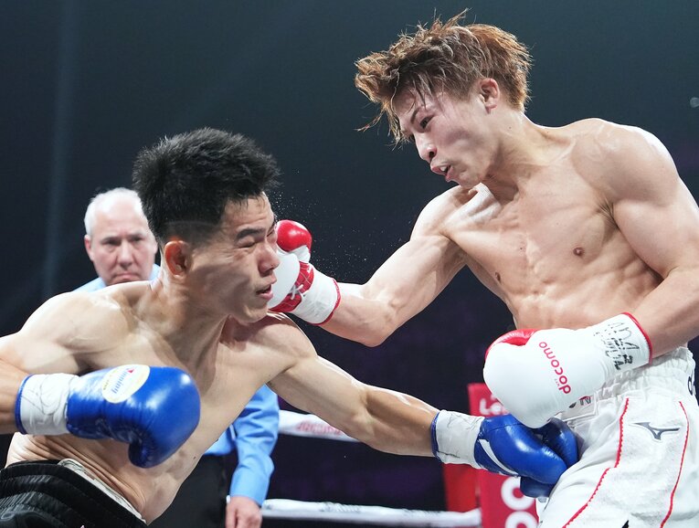 2ラウンド終盤、井上の狙いすました右カウンター。福田氏はこのパンチで「終わり」を予感した　©Naoki Fukuda