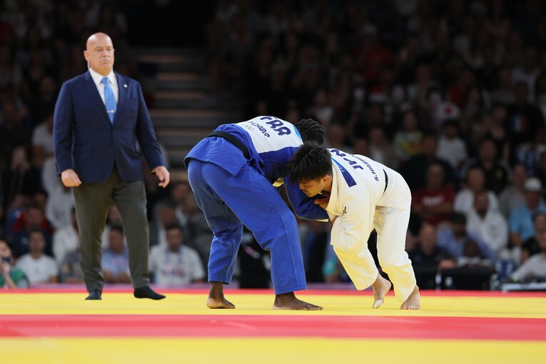 ギャバと攻防を繰り広げる橋本　©Kaoru Watanabe/JMPA