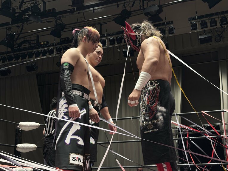 スワイプすると「エル・デスペラードvs葛西純」など激闘写真をご覧になれます　©Norihiro Hashimoto