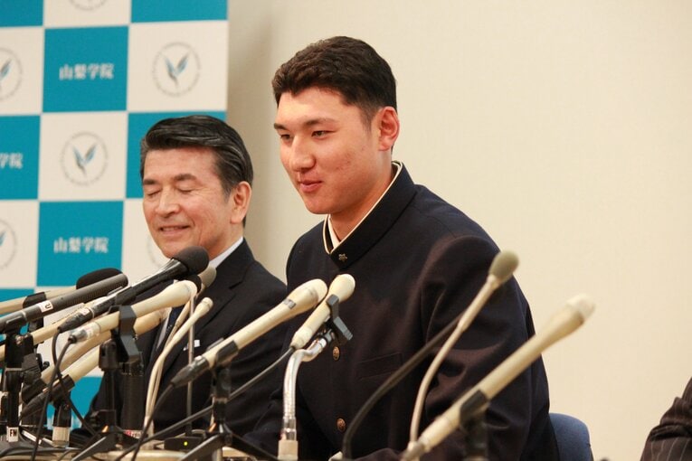 取材が始まり、ようやく少し笑顔に　©Yusuke Kondo