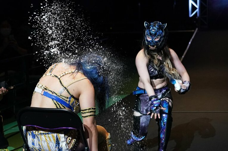 渡辺桃に塩を投げつけるスターライト・キッド。ヒールターン後の彼女はまさに「やりたい放題」だ ／ photograph by Essei Hara