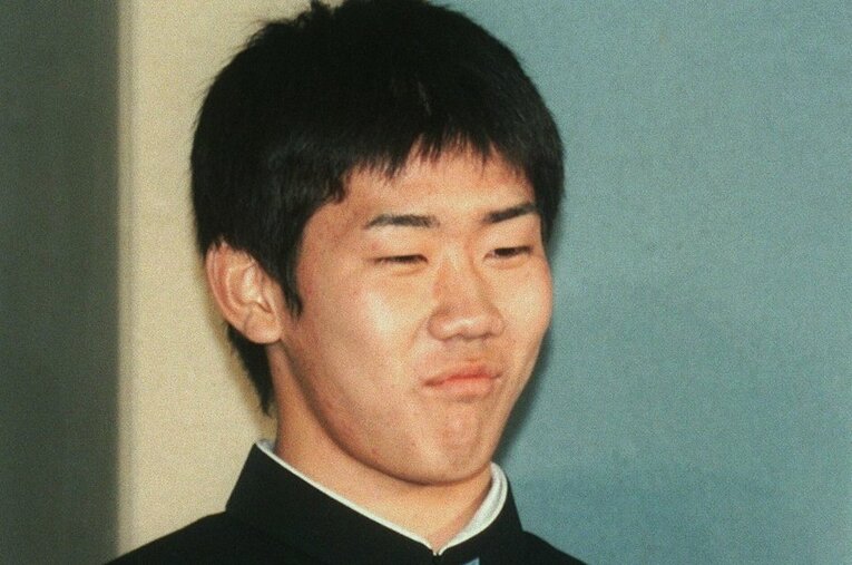 西武に交渉権が決まった瞬間、口元をゆがめて苦笑する横浜高・松坂大輔（1998年） ／ photograph by JIJI PRESS