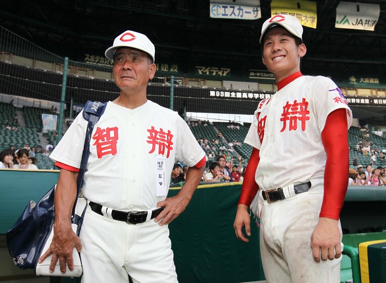 2011年の夏の甲子園で。恩師である智弁和歌山高の高嶋仁監督（左、当時）と道端（2／2枚） ©JIJI PRESS