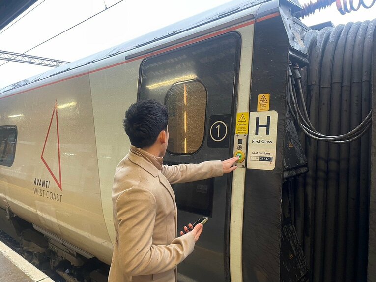 列車のドアを開ける遠藤航（筆者撮影）