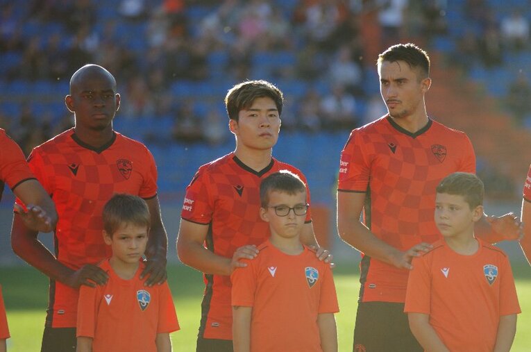 新井晴樹は2022年6月に移籍したクロアチア1部リーグ・シベニクで開幕からレギュラーを確保。チームメイトとの関係も良好のようだ ／ photograph by Yasuyuki Nagatsuka