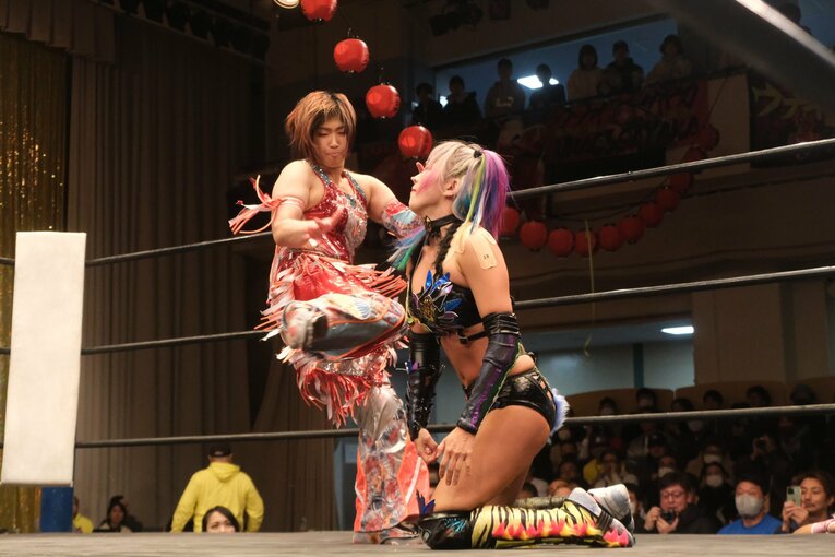 「スターダムをクビになって…」人気女子プロレスラーが初告白　ウナギ・サヤカ“超満員の自主興行”に密着して感じた「不思議な風格」(61)