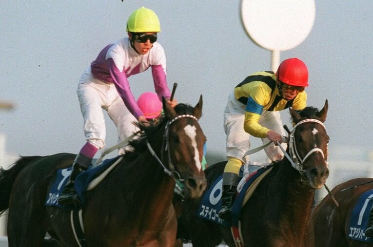 多くのファンに愛されたステイゴールドと熊沢重文の名コンビ（写真右）。1999年の天皇賞・秋では武豊のスペシャルウィークにクビ差及ばなかった ／ photograph by JIJI PRESS