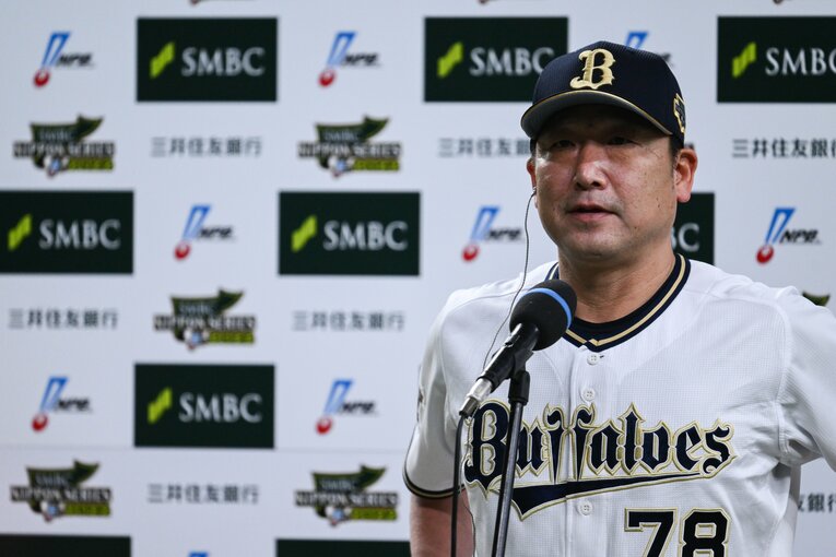 虎の子の1点を守りきり試合後のインタビューに答えるオリックス中嶋監督　©Nanae Suzuki