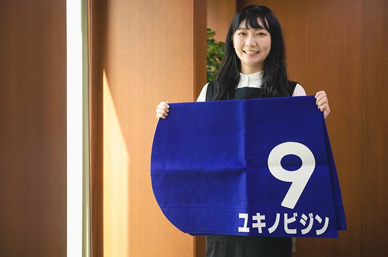 1993年エリザベス女王杯出走時のゼッケンを持つ優希乃さん。通常は馬主が手にするゼッケンがなぜ手元に？ その答えは… ／ photograph by Wataru Sato