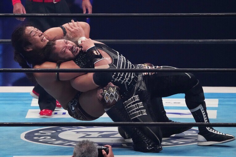 EVILをチキンウィングフェイスロック「Plus Ultra」で攻める竹下幸之介 　©Essei Hara