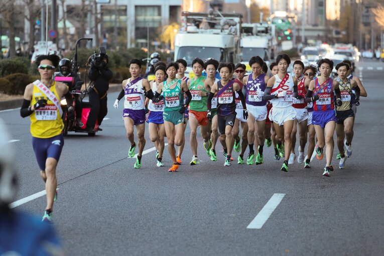 1区、2位集団一番左にいるのが駒大4年の円　©JMPA