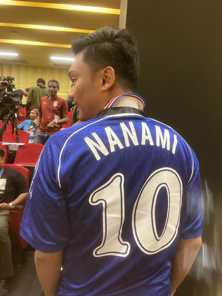 背中はなんと「NANAMI 10」 ©Yusuke Mimura