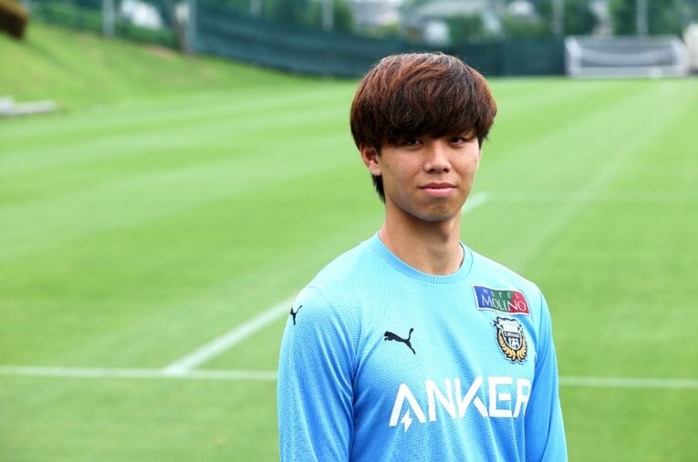 サッカーパリ五輪代表メンバーで最年少の高井幸大（19歳）。五輪を前にNumber Webのインタビューに応じた ／ photograph by Shigeki Yamamoto