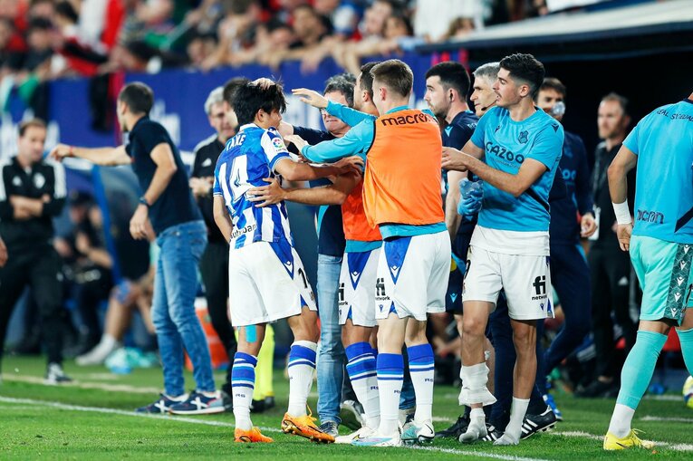 オサスナ戦のゴール後、仲間たちから手荒い祝福