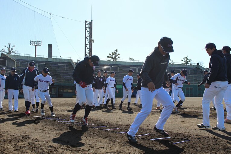 小山田コーチの指導風景　©茨城アストロプラネッツ
