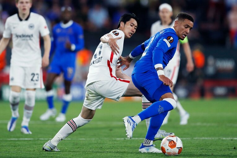 鎌田大地の号泣と“日の丸スパイク”に思い出す4年前の「カタールW杯には絶対出たいですよ」 長谷部誠とのEL優勝写真に“秘められた熱量”とは(45)