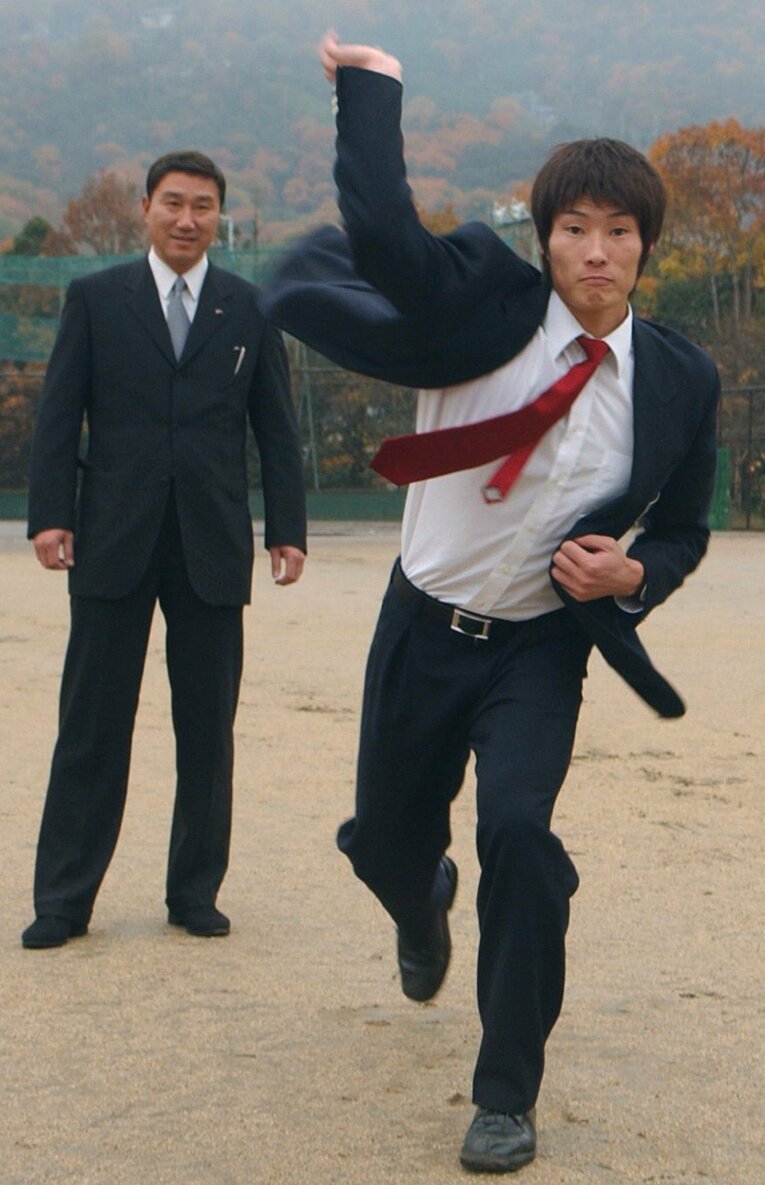 2003年、日本ハムと仮契約し、投球フォームを披露する近畿大時代の糸井　©KYODO
