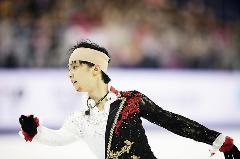 演技直前の6分間練習で他の選手と激突しケガを負うも、包帯とテーピングをして強行出場した羽生。その瞬間を目の前で見たカメラマンは… ／ photograph by Tsutomu Takasu