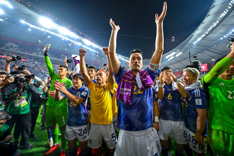 逆転勝利でグループリーグ突破を決め、スタンドに挨拶する吉田麻也ら　©Takuya Sugiyama／JMPA