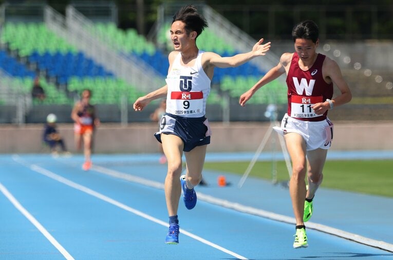 日本学生陸上競技個人選手権5000mでフィニッシュする松井海斗（左）　©AFLO