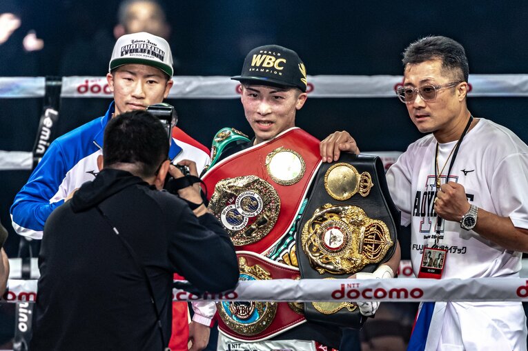 タパレス戦勝利後の父・真吾トレーナー、井上尚弥、弟・拓真　©Takuya Sugiyama