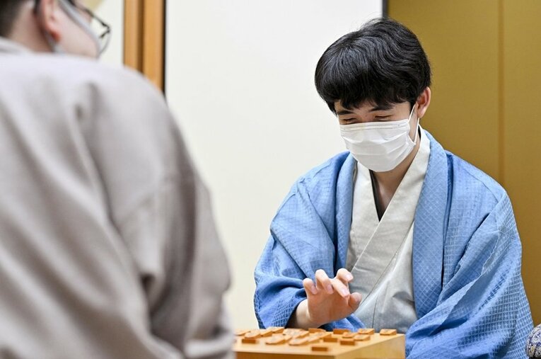 王座戦第2局、後手の藤井聡太七冠は永瀬拓矢王座との長期戦を制して1勝1敗のタイとした ／ photograph by Kyodo News