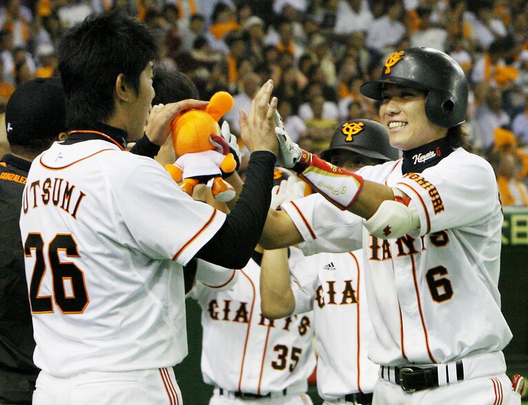 2009年8月、ホームランを放った坂本勇人（当時20歳）とハイタッチ　©JIJI PRESS