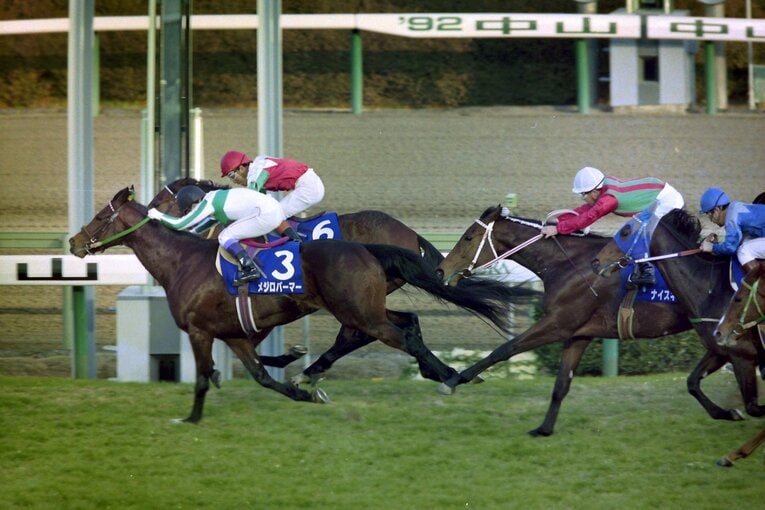 1992年の有馬記念。逃げ粘るメジロパーマーを猛追するも3着に敗れたナイスネイチャ　©Sankei Shimbun
