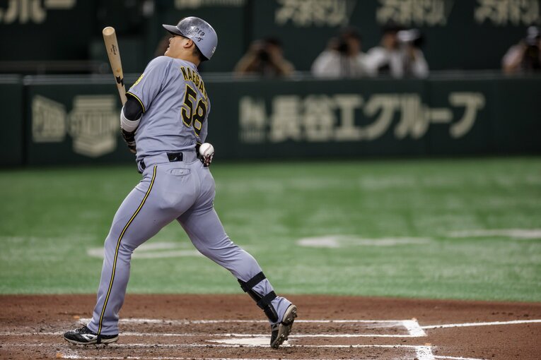 4月5日、デッドボールに顔を歪める前川　©︎Kiichi Matsumoto