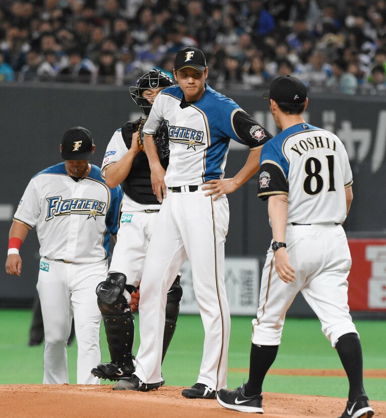 大谷翔平と吉井理人コーチ（日本ハム時代、2016年）　©︎JIJI PRESS