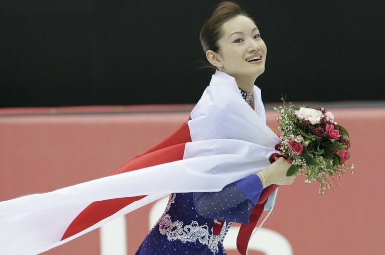 16年前のトリノ五輪で日本フィギュア勢初の金メダリストとなった荒川静香 ／ photograph by Takuya Sugiyama/JMPA