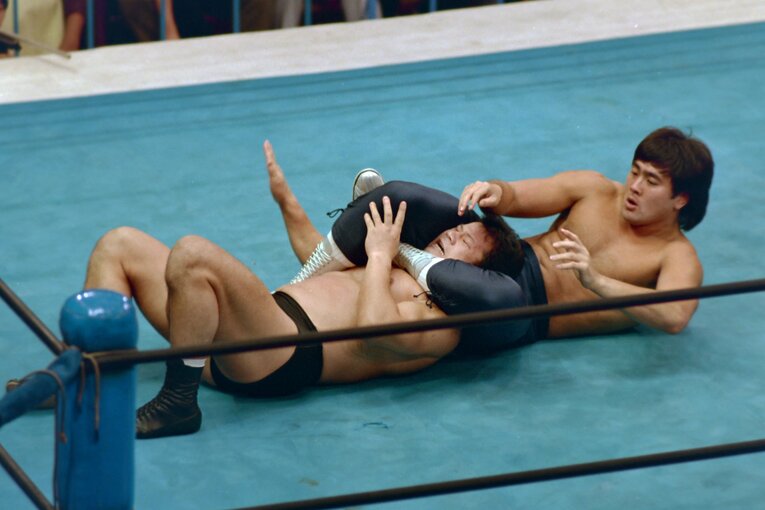 藤波に首4の字を決める武藤。1986年10月13日、後楽園ホール