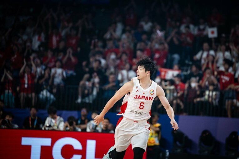 大逆転の立役者になった比江島。33歳のベテランの経験が活きた　©︎FIBA