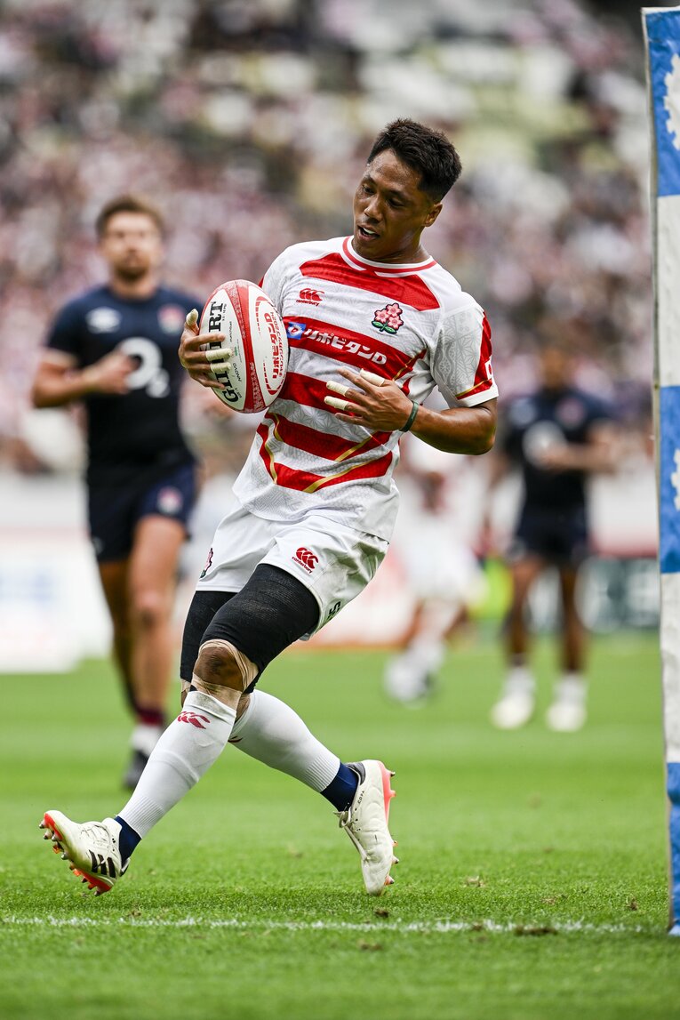 苦戦のイングランド戦でトライを決めた山沢　©Asami Enomoto