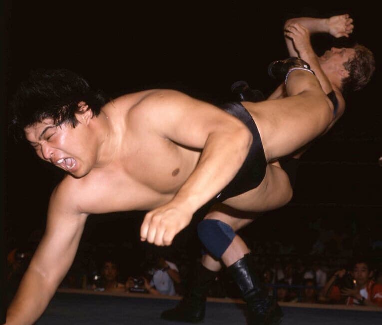 国内デビュー戦でスタン・ハンセンにドロップキックを決める谷津嘉章　©東京スポーツ新聞社