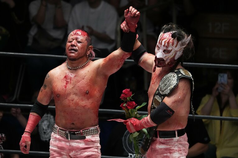 試合後の葛西純とエル・デスペラード　©Essei Hara