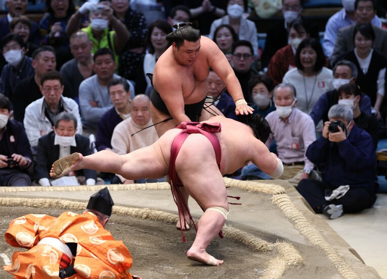 優勝決定戦で大栄翔（手前）を突き落とし、初優勝を決めた霧馬山　©JIJI PRESS