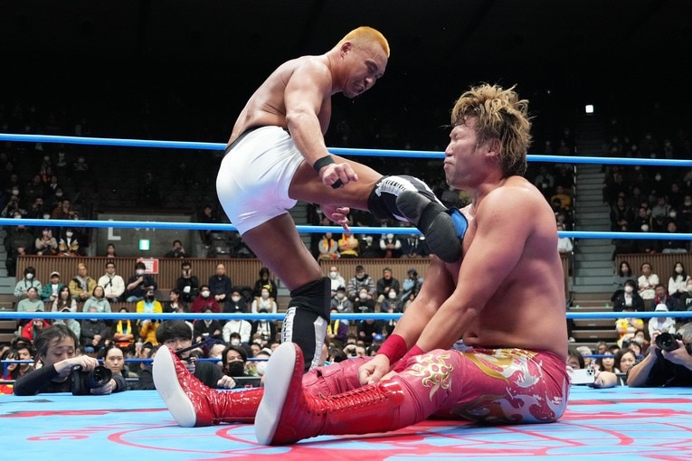 宮原健斗の胸板に強烈なキックを放つ　©Essei Hara