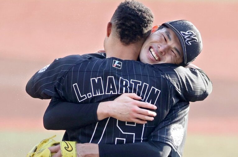 完全試合を達成後、マーティンとハグをして喜ぶ佐々木朗希 ／ photograph by Sankei Shimbun