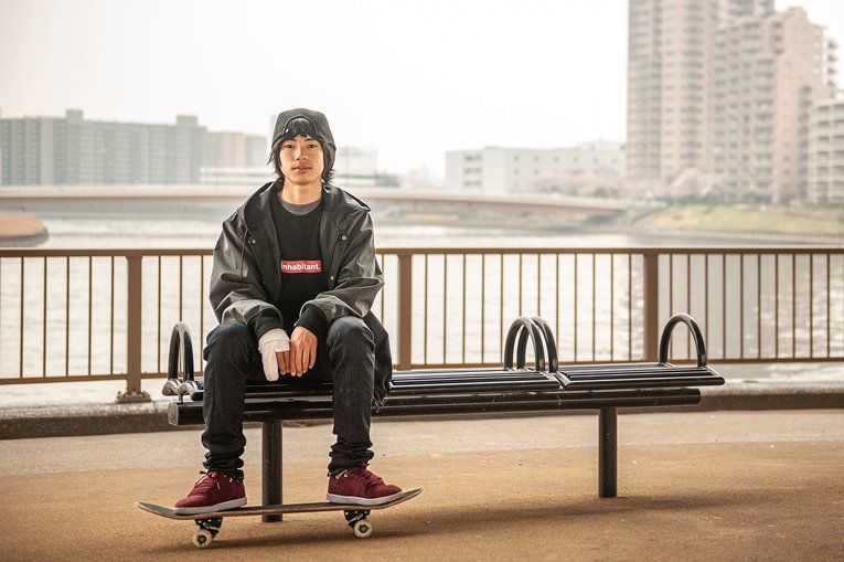 五輪史上初のゴールドメダリストスケートボーダーとなった2015年当時の堀米雄斗。痛々しいギプスに目が行きがちだが、その自信に溢れた目は今のような輝かしい未来を思い描いていたに違いない　©Yoshio Yoshida 