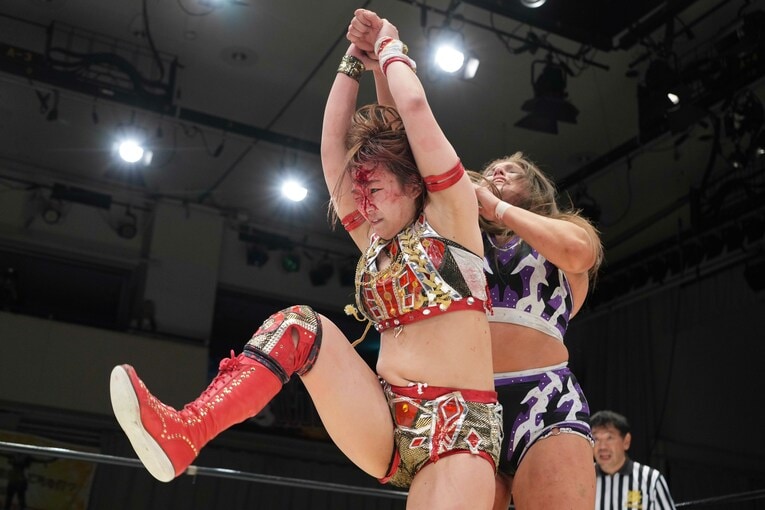 流血しながらも猪木式の腕折りでボジラを攻める　©Essei Hara